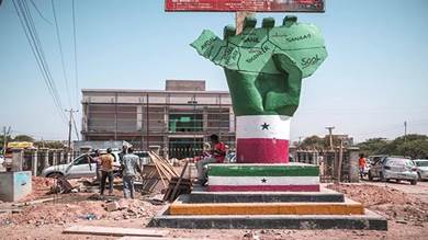 نصب يحمل اسم "نصب الاستقلال" في مدينة هرغيسا ويظهر خريطة صوماليلاند